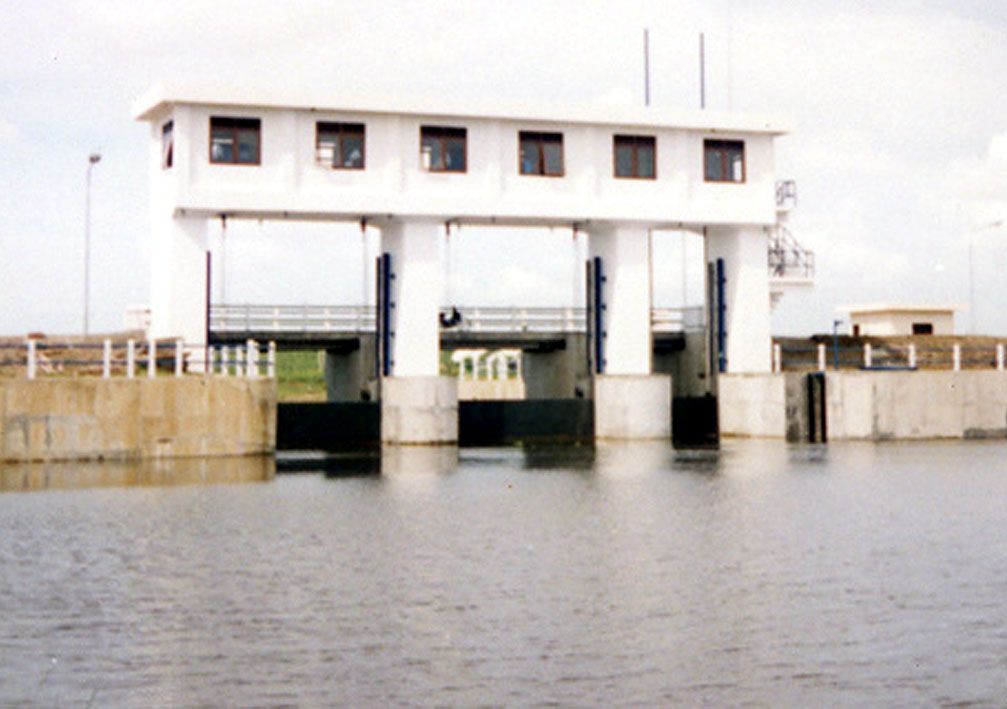 Control Gate 6 m x 4 m at Babat Barrage East Java